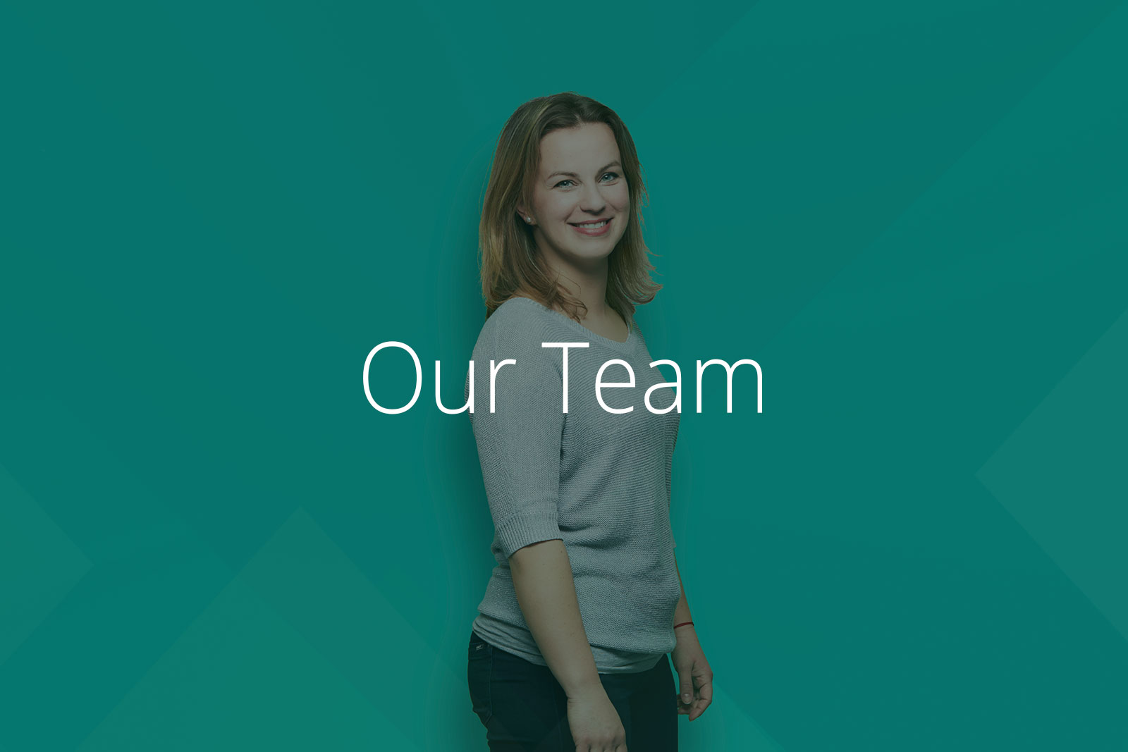 Portrait employee, turquoise background