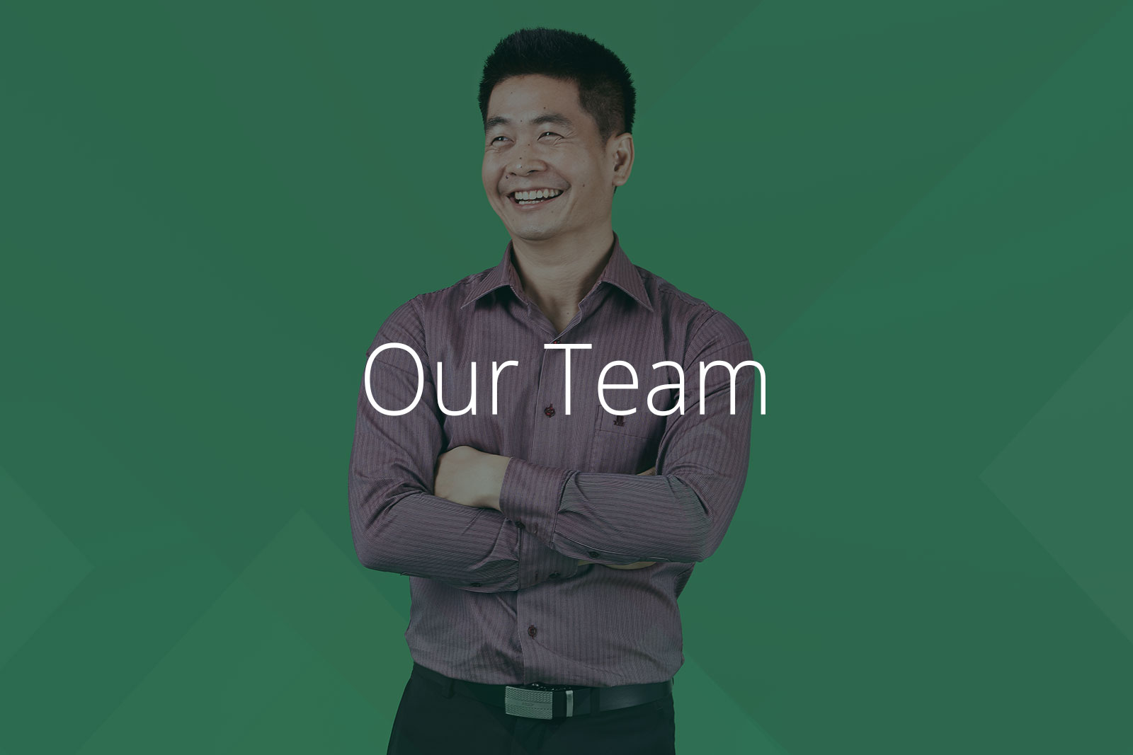 Portrait employee, dark green background