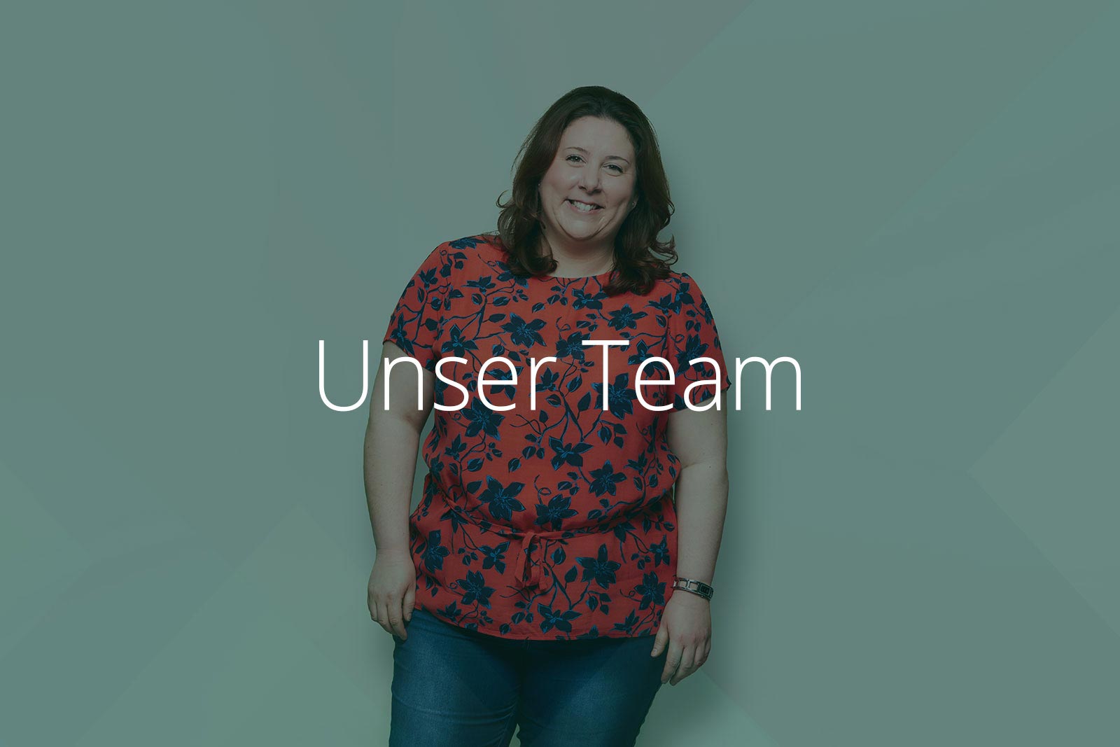 Abbildung Mitarbeiterin im Portrait, grauer Hintergrund