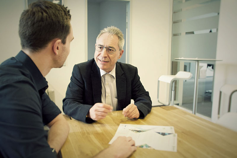 Hi, Wir sind Neos Neos IT Services, Arbeitsumgebung, Mitarbeiter in einem Meeting