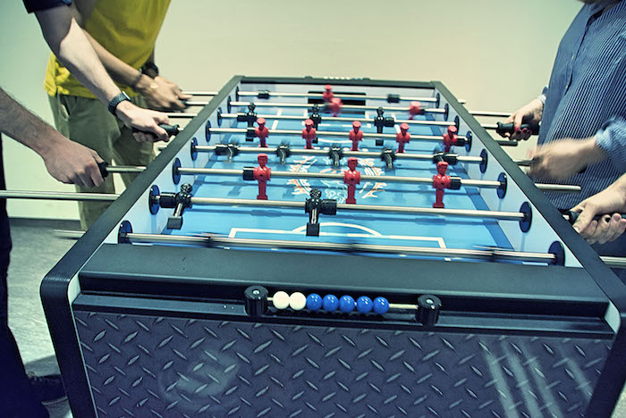 Neos IT Services, Arbeitsumgebung, Mitarbeiter spielen Tischfußball