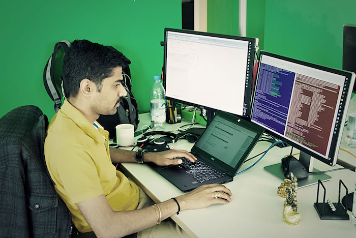 Neos IT Services, Arbeitsumgebung, Mitarbeiter mit zwei Monitoren