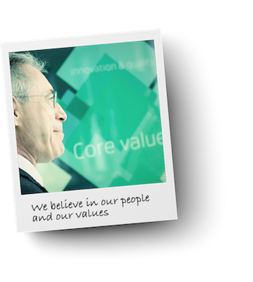 We believe in our people and our values Mitarbeiter Profilansicht vor einem Schild mit den Unternehmenswerten von Neos
